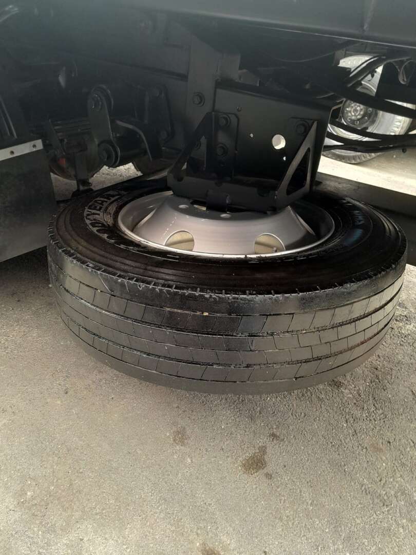 Caminhão VOLKSWAGEN VW 8150 Plataforma Guincho ANO 2011 de Roque de Moraes Caminhões em São Paulo
