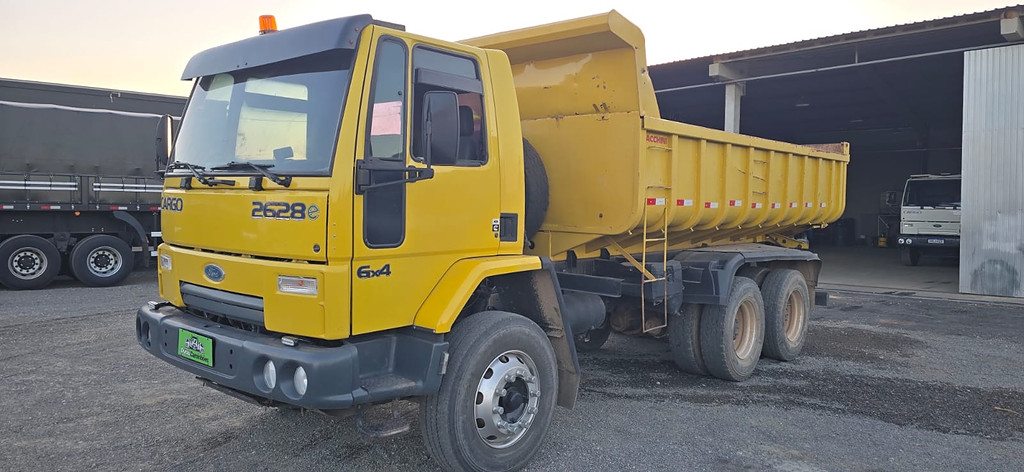 Caminhão FORD CARGO 2628 Caçamba Basculante ANO 2007 de Durau e Stoco Comercio de Caminhões LTDA no Paraná