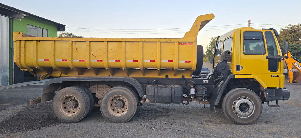 Caminhão FORD CARGO 2628 Caçamba Basculante ANO 2007 de Durau e Stoco Comercio de Caminhões LTDA no Paraná