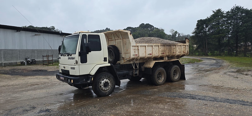 Caminhão FORD CARGO 2628 Caçamba Basculante ANO 2008 de Durau e Stoco Comercio de Caminhões LTDA no Paraná