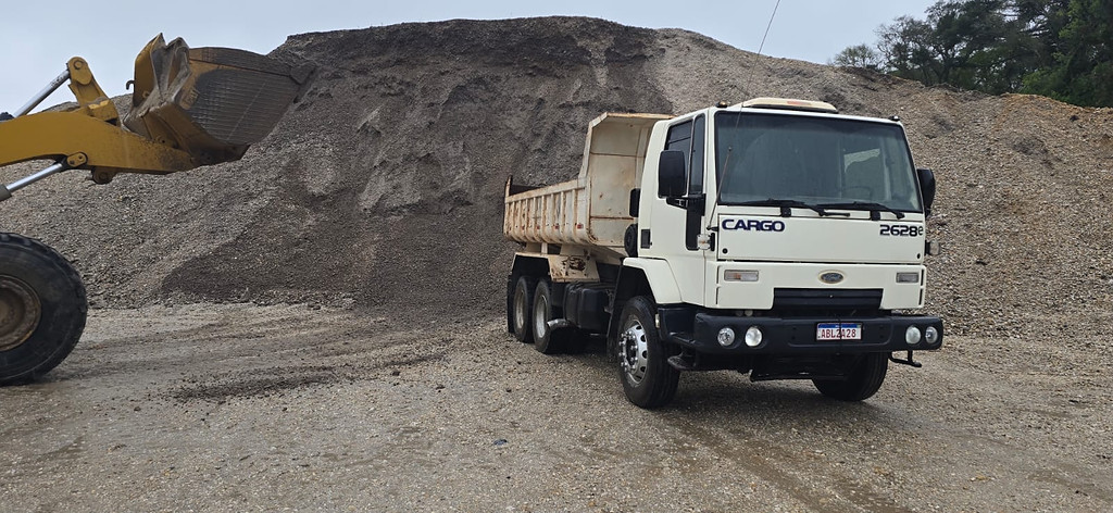 Caminhão FORD CARGO 2628 Caçamba Basculante ANO 2008 de Durau e Stoco Comercio de Caminhões LTDA no Paraná