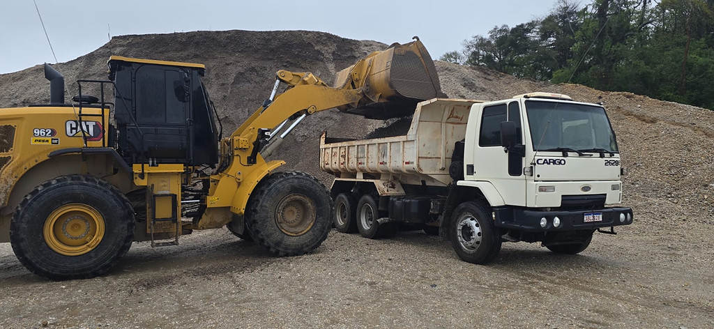 Caminhão FORD CARGO 2628 Caçamba Basculante ANO 2008 de Durau e Stoco Comercio de Caminhões LTDA no Paraná