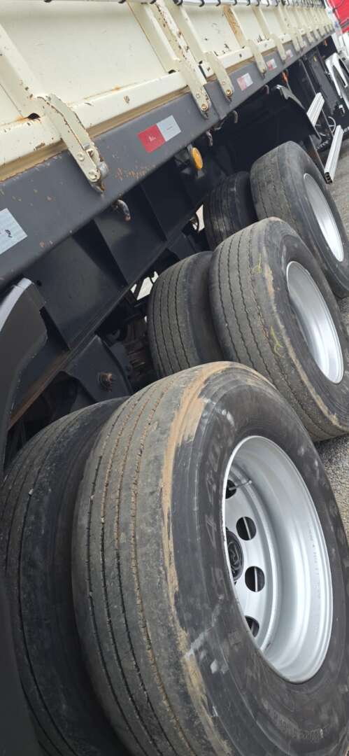 Carreta SEMI-REBOQUE GRANELEIRO Randon ANO 2011 3 Eixos de Durau e Stoco Comercio de Caminhões LTDA no Paraná