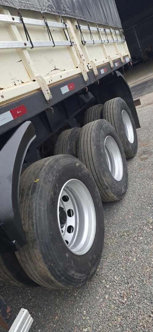 Carreta SEMI-REBOQUE GRANELEIRO Randon ANO 2011 3 Eixos de Durau e Stoco Comercio de Caminhões LTDA no Paraná