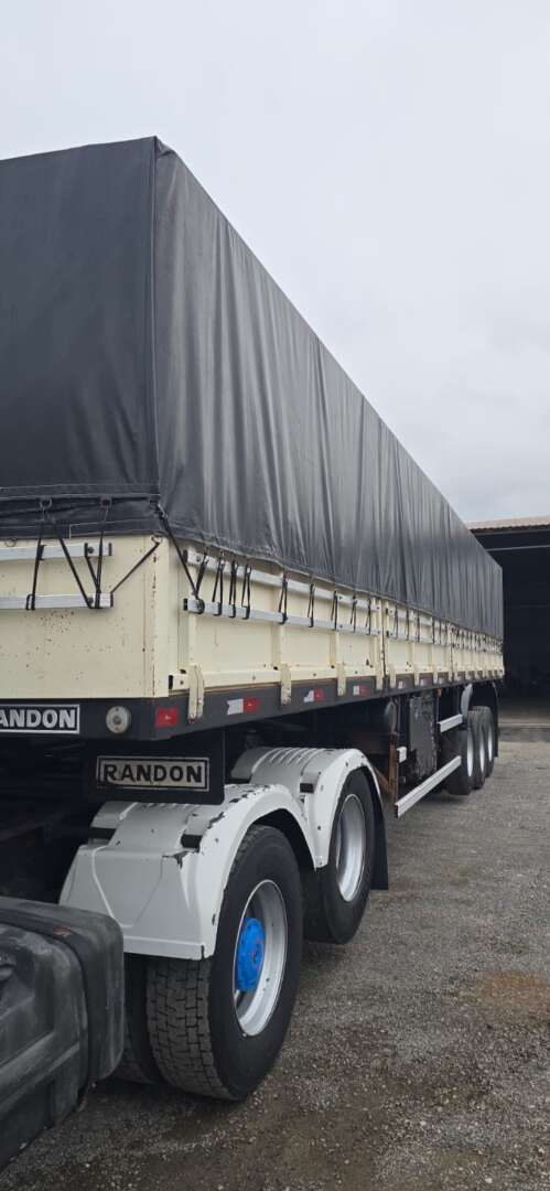 Carreta SEMI-REBOQUE GRANELEIRO Randon ANO 2011 3 Eixos de Durau e Stoco Comercio de Caminhões LTDA no Paraná