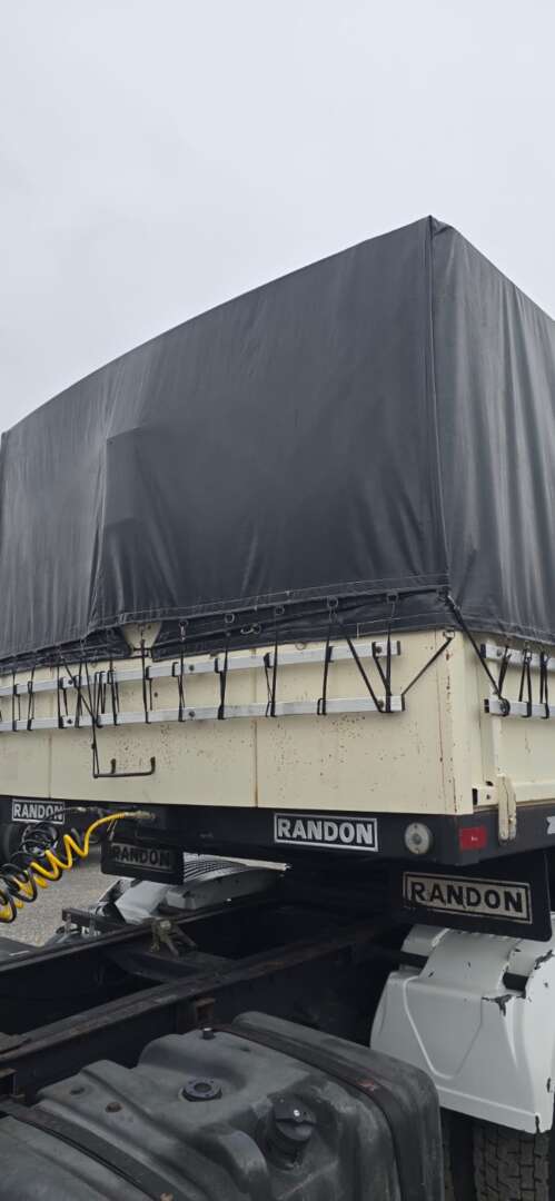 Carreta SEMI-REBOQUE GRANELEIRO Randon ANO 2011 3 Eixos de Durau e Stoco Comercio de Caminhões LTDA no Paraná