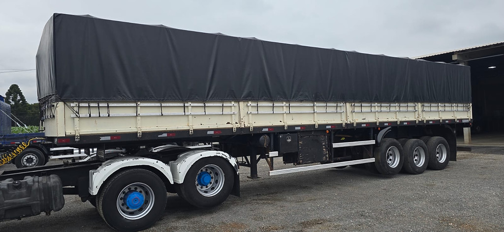 Carreta SEMI-REBOQUE GRANELEIRO Randon ANO 2011 3 Eixos de Durau e Stoco Comercio de Caminhões LTDA no Paraná