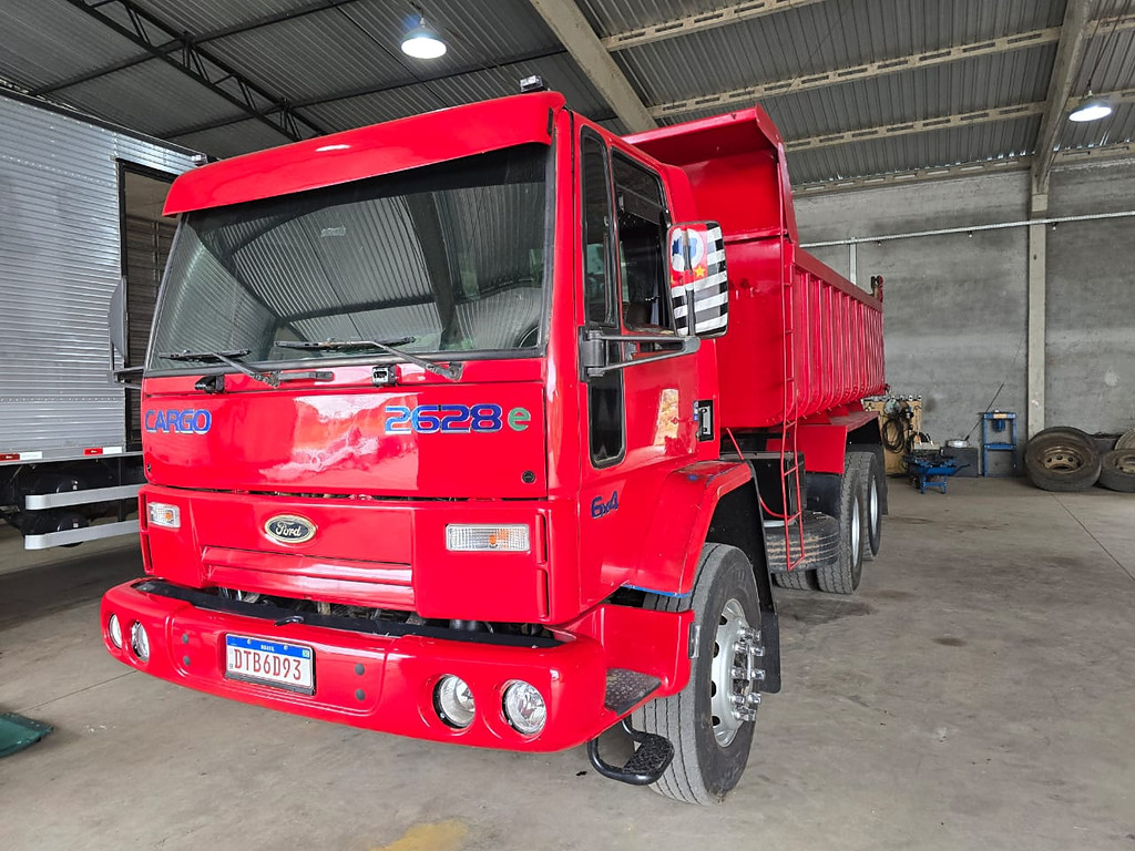 Caminhão FORD CARGO 2628 Caçamba Basculante ANO 2006 de Durau e Stoco Comercio de Caminhões LTDA no Paraná