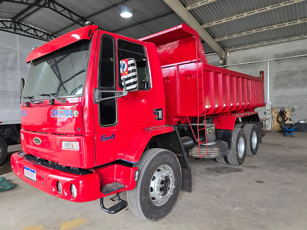 Caminhão FORD CARGO 2628 Caçamba Basculante ANO 2006 de Durau e Stoco Comercio de Caminhões LTDA no Paraná