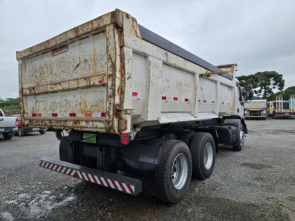 Caminhão VOLVO VM 260 Caçamba Basculante ANO 2011 de Durau e Stoco Comercio de Caminhões LTDA no Paraná