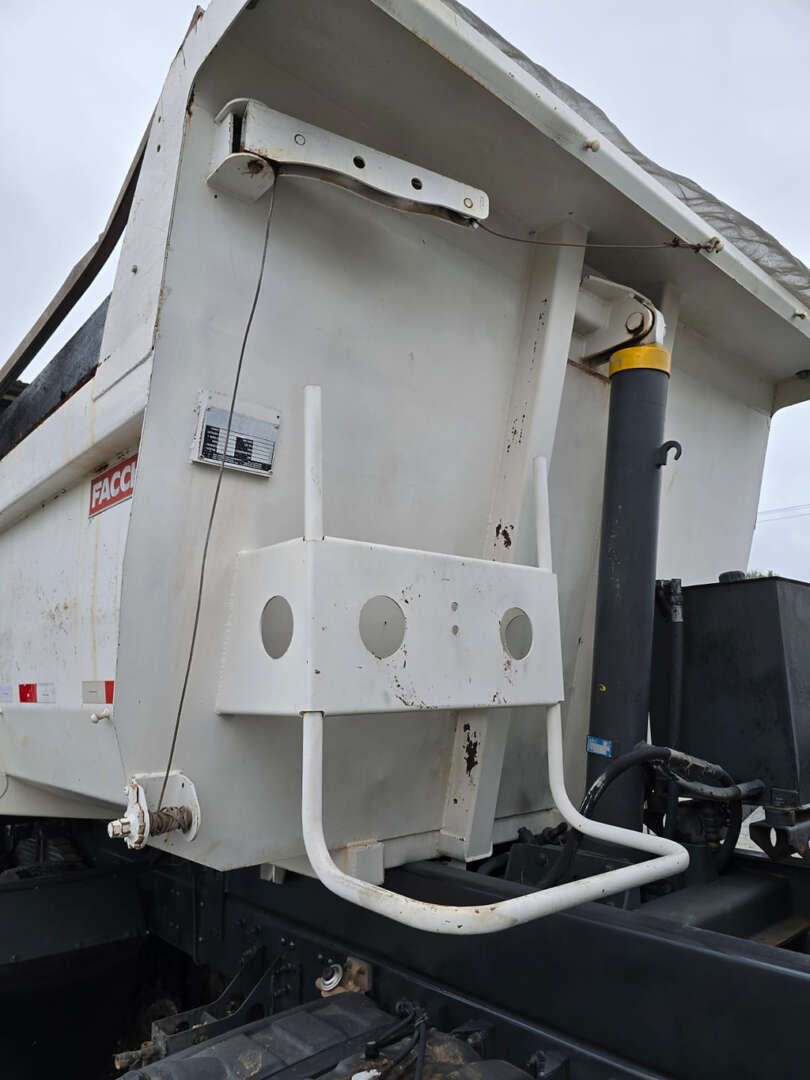 Caminhão VOLVO VM 260 Caçamba Basculante ANO 2011 de Durau e Stoco Comercio de Caminhões LTDA no Paraná