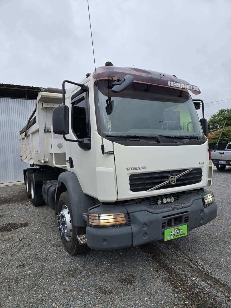 Caminhão VOLVO VM 260 Caçamba Basculante ANO 2011 de Durau e Stoco Comercio de Caminhões LTDA no Paraná