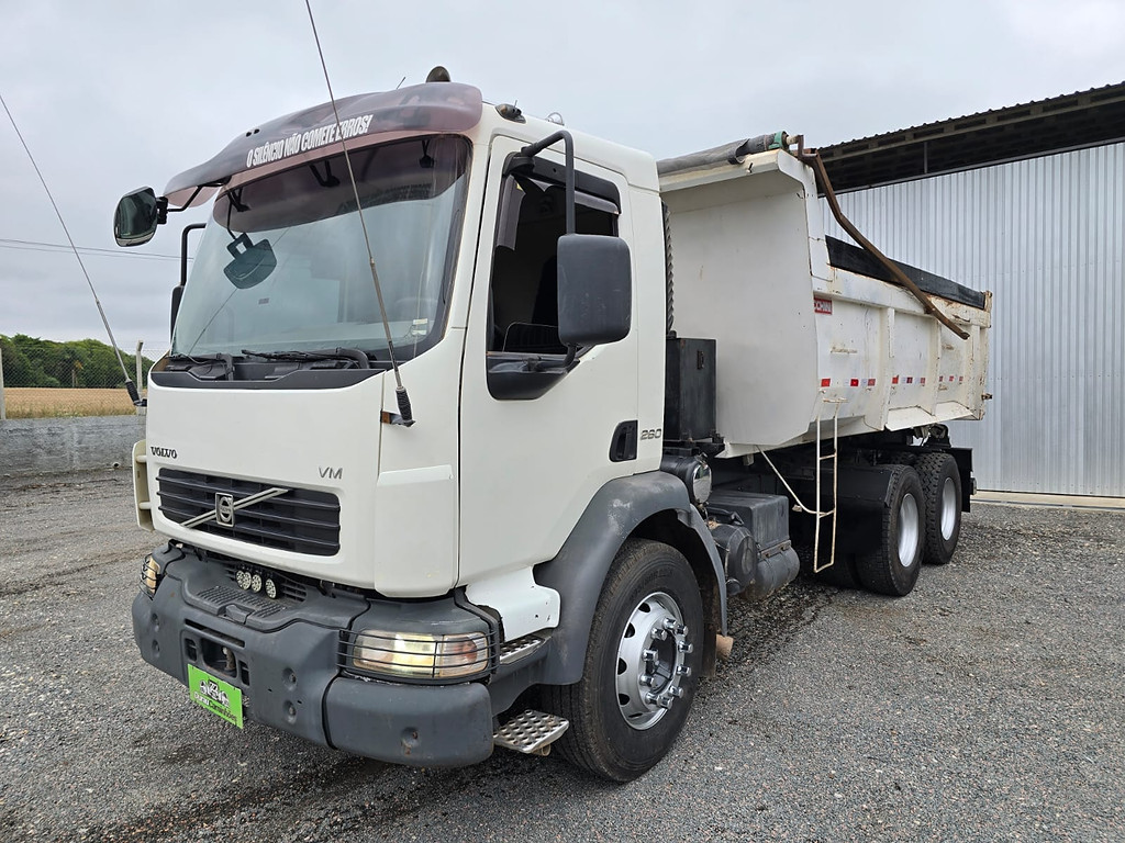 Caminhão VOLVO VM 260 Caçamba Basculante ANO 2011 de Durau e Stoco Comercio de Caminhões LTDA no Paraná