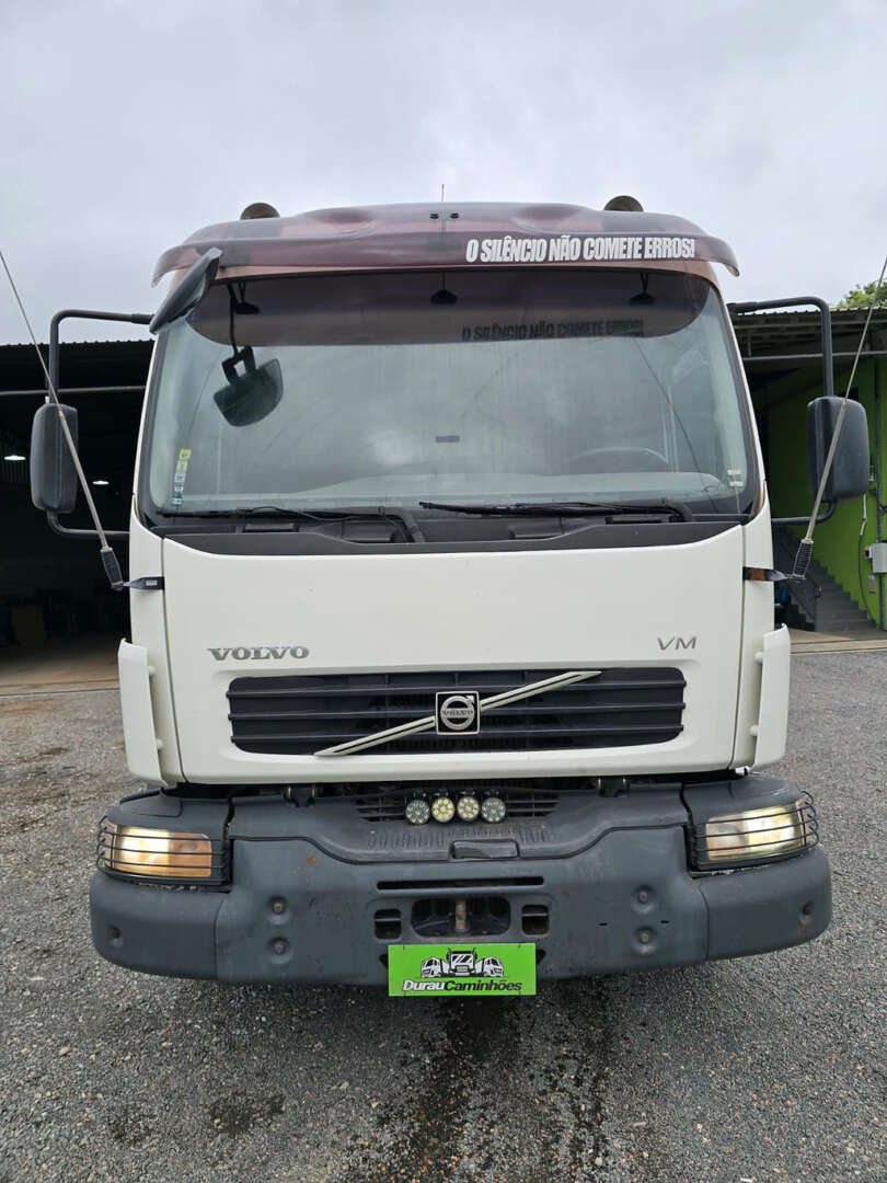 Caminhão VOLVO VM 260 Caçamba Basculante ANO 2011 de Durau e Stoco Comercio de Caminhões LTDA no Paraná