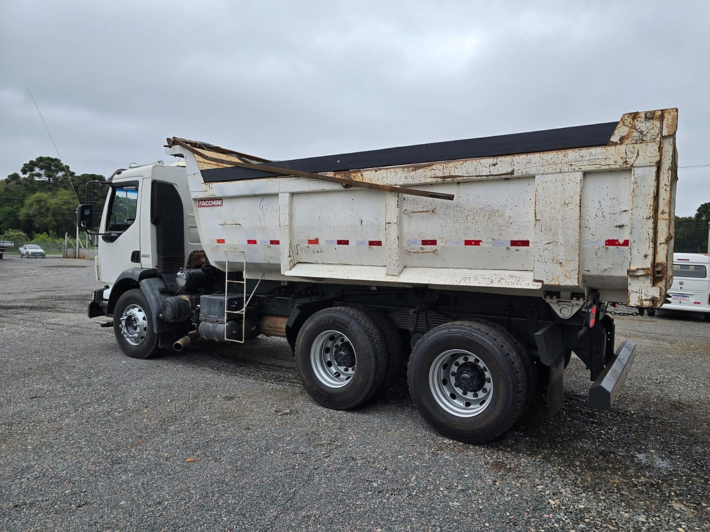 Caminhão VOLVO VM 260 Caçamba Basculante ANO 2011 de Durau e Stoco Comercio de Caminhões LTDA no Paraná