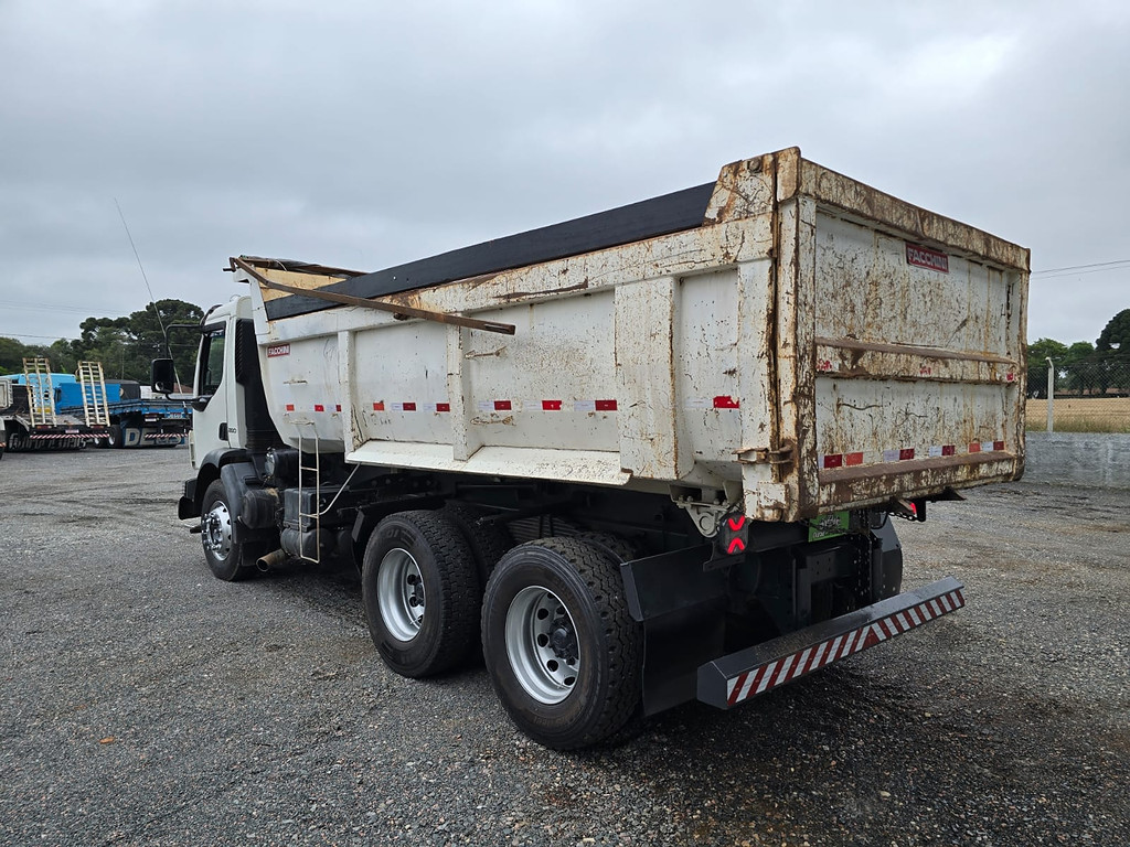 Caminhão VOLVO VM 260 Caçamba Basculante ANO 2011 de Durau e Stoco Comercio de Caminhões LTDA no Paraná