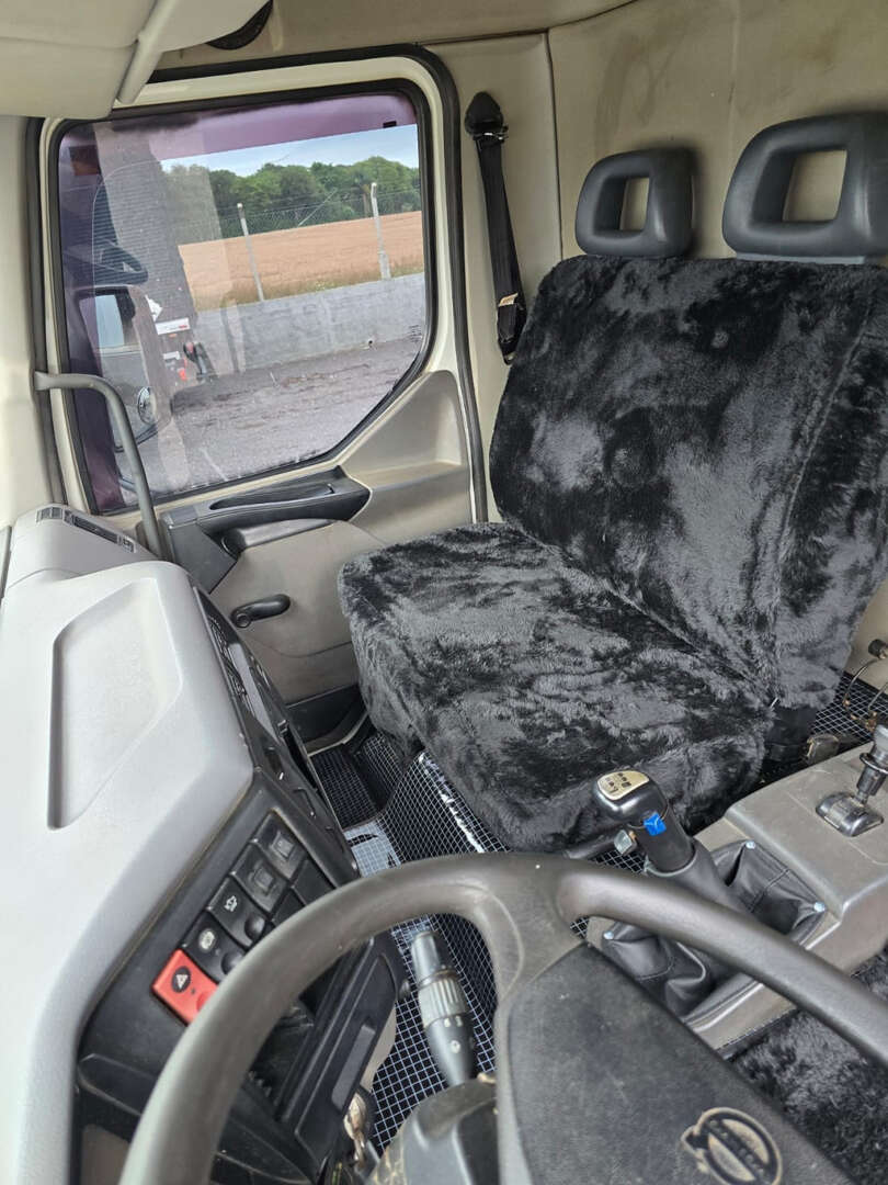 Caminhão VOLVO VM 260 Caçamba Basculante ANO 2011 de Durau e Stoco Comercio de Caminhões LTDA no Paraná