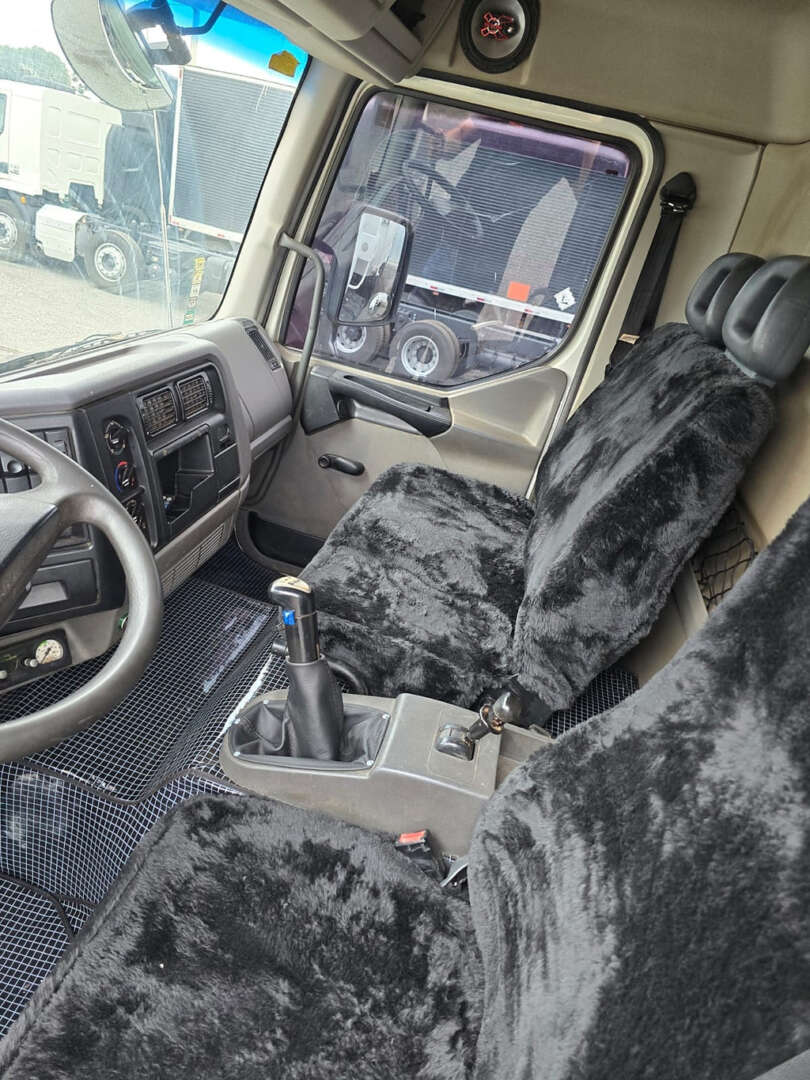 Caminhão VOLVO VM 260 Caçamba Basculante ANO 2011 de Durau e Stoco Comercio de Caminhões LTDA no Paraná