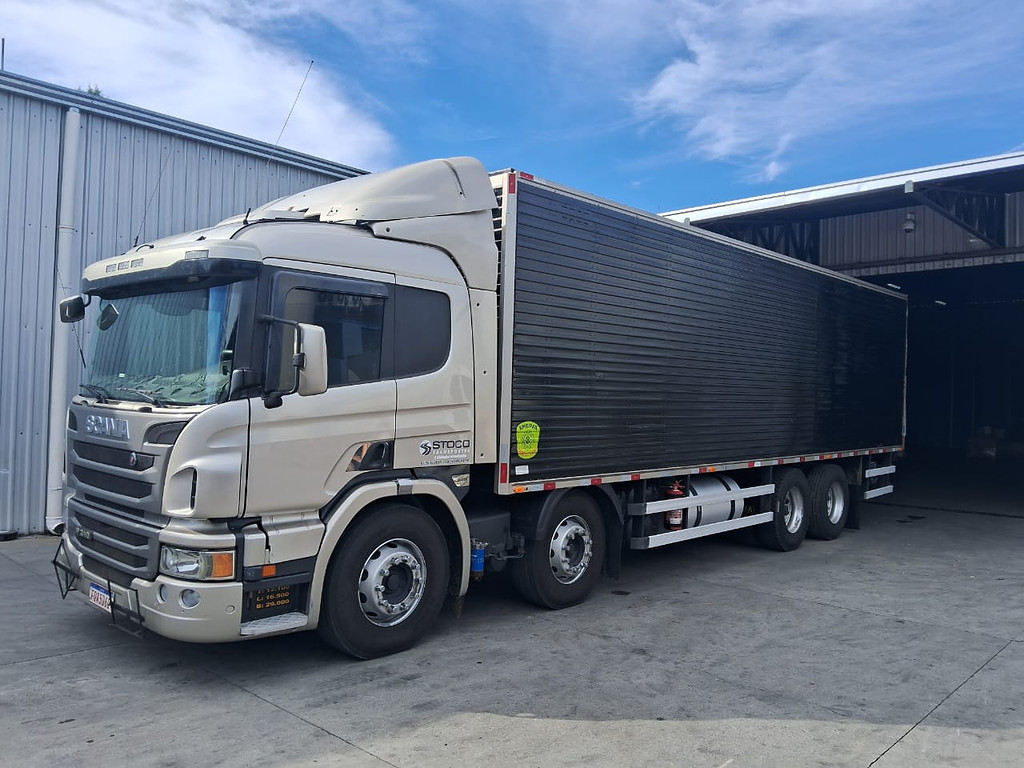 Caminhão SCANIA P310 Baú Furgão + Plataforma Elevatória ANO 2014 de Durau e Stoco Comercio de Caminhões LTDA no Paraná
