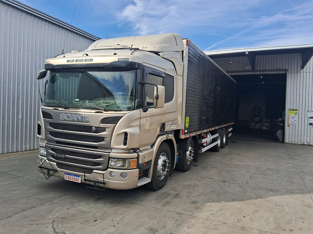 Caminhão SCANIA P310 Baú Furgão + Plataforma Elevatória ANO 2014 de Durau e Stoco Comercio de Caminhões LTDA no Paraná