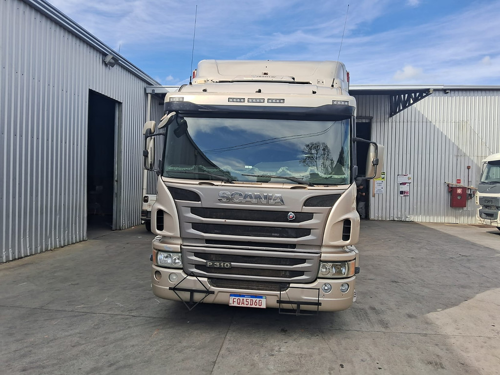 Caminhão SCANIA P310 Baú Furgão + Plataforma Elevatória ANO 2014 de Durau e Stoco Comercio de Caminhões LTDA no Paraná