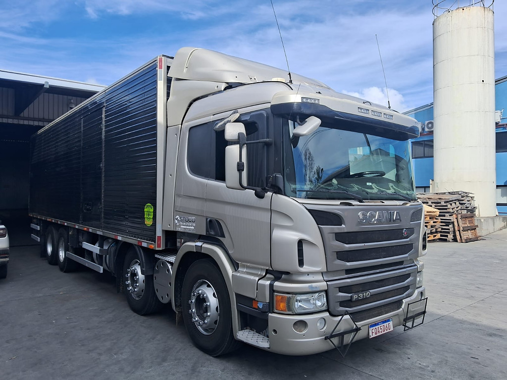 Caminhão SCANIA P310 Baú Furgão + Plataforma Elevatória ANO 2014 de Durau e Stoco Comercio de Caminhões LTDA no Paraná