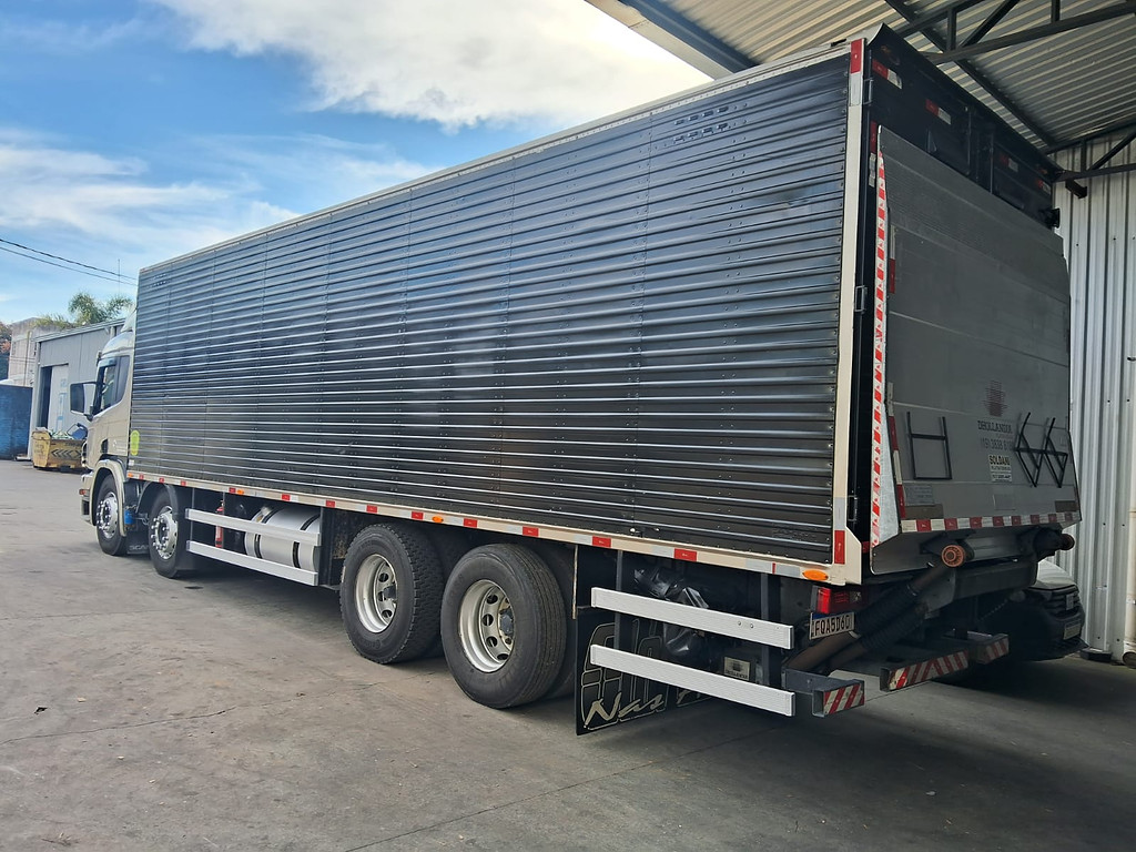 Caminhão SCANIA P310 Baú Furgão + Plataforma Elevatória ANO 2014 de Durau e Stoco Comercio de Caminhões LTDA no Paraná