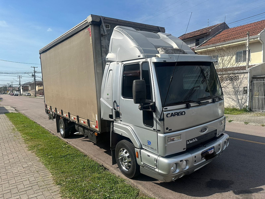 Caminhão FORD CARGO 815 Baú Sider ANO 2010 de Durau e Stoco Comercio de Caminhões LTDA no Paraná