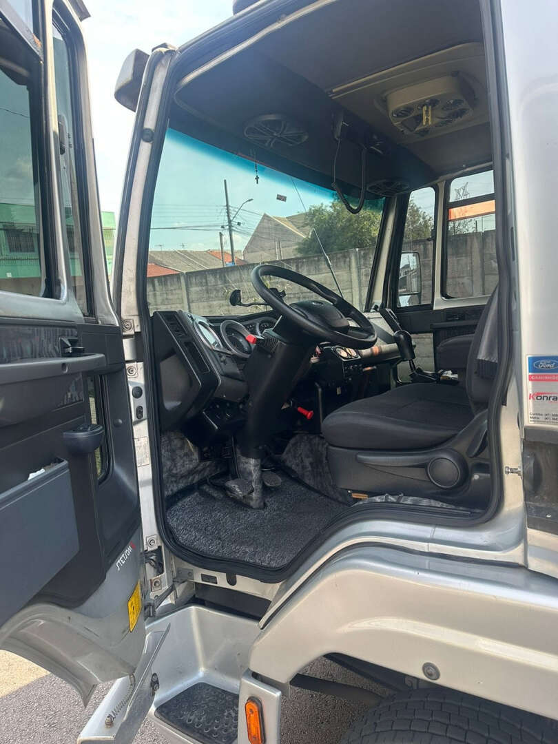 Caminhão FORD CARGO 815 Baú Sider ANO 2010 de Durau e Stoco Comercio de Caminhões LTDA no Paraná