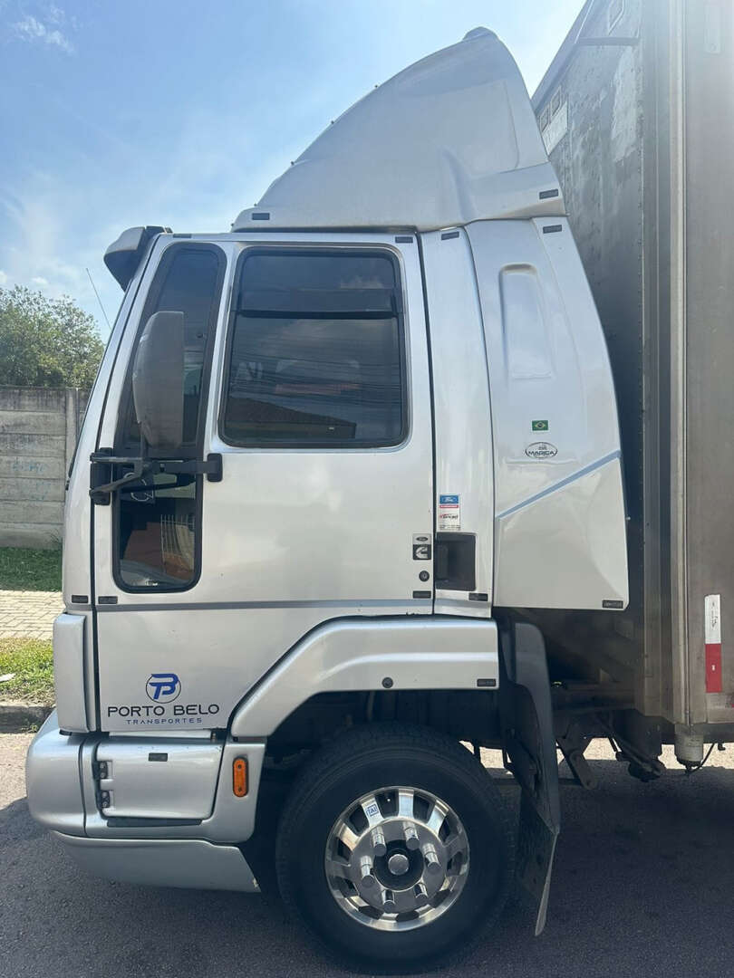 Caminhão FORD CARGO 815 Baú Sider ANO 2010 de Durau e Stoco Comercio de Caminhões LTDA no Paraná