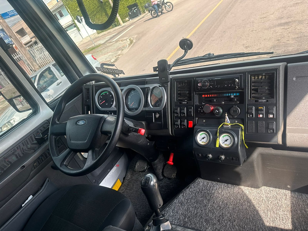 Caminhão FORD CARGO 815 Baú Sider ANO 2010 de Durau e Stoco Comercio de Caminhões LTDA no Paraná