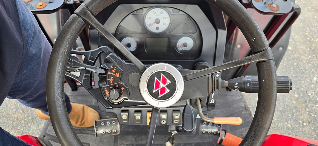 TRATOR MASSEY FERGUSON MF 5709 ANO 2020 de Durau e Stoco Comercio de Caminhões LTDA no Paraná