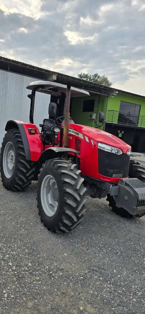 TRATOR MASSEY FERGUSON MF 5709 ANO 2020 de Durau e Stoco Comercio de Caminhões LTDA no Paraná