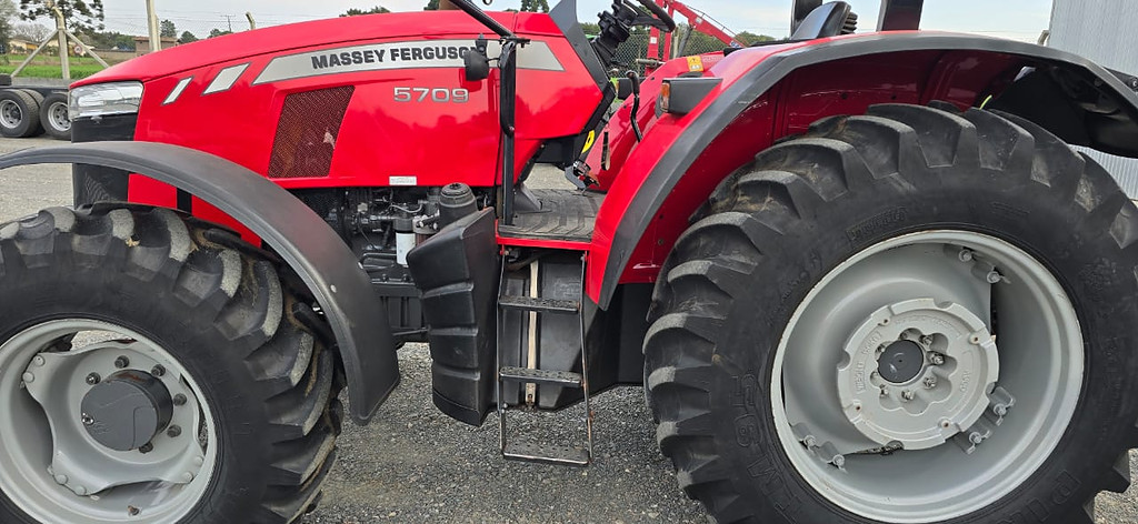TRATOR MASSEY FERGUSON MF 5709 ANO 2020 de Durau e Stoco Comercio de Caminhões LTDA no Paraná