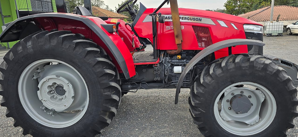 TRATOR MASSEY FERGUSON MF 5709 ANO 2020 de Durau e Stoco Comercio de Caminhões LTDA no Paraná