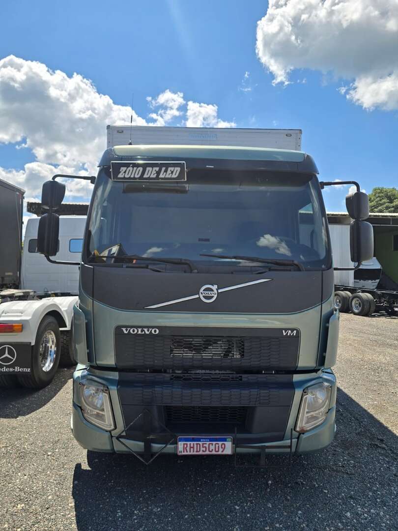 Caminhão VOLVO VM 330 Baú Furgão ANO 2021 de Durau e Stoco Comercio de Caminhões LTDA no Paraná