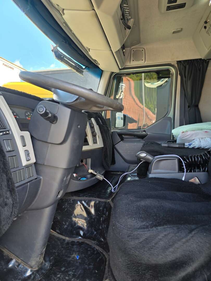 Caminhão VOLVO VM 330 Baú Furgão ANO 2021 de Durau e Stoco Comercio de Caminhões LTDA no Paraná