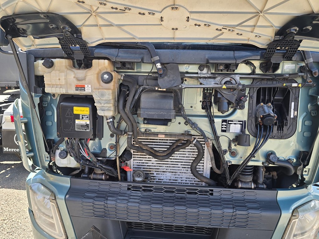 Caminhão VOLVO VM 330 Baú Furgão ANO 2021 de Durau e Stoco Comercio de Caminhões LTDA no Paraná