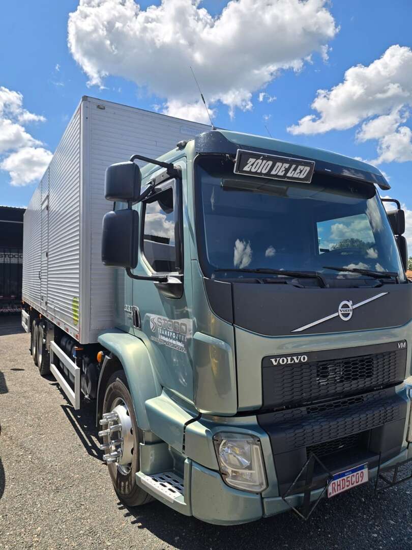 Caminhão VOLVO VM 330 Baú Furgão ANO 2021 de Durau e Stoco Comercio de Caminhões LTDA no Paraná