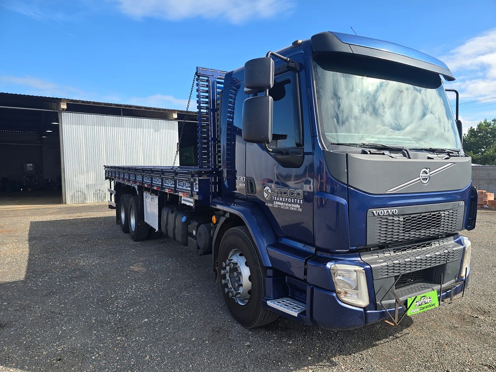 Caminhão VOLVO VM 330 Carroceria ANO 2022 de Durau e Stoco Comercio de Caminhões LTDA no Paraná