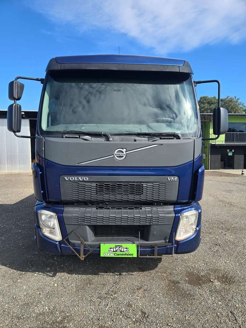 Caminhão VOLVO VM 330 Carroceria ANO 2022 de Durau e Stoco Comercio de Caminhões LTDA no Paraná