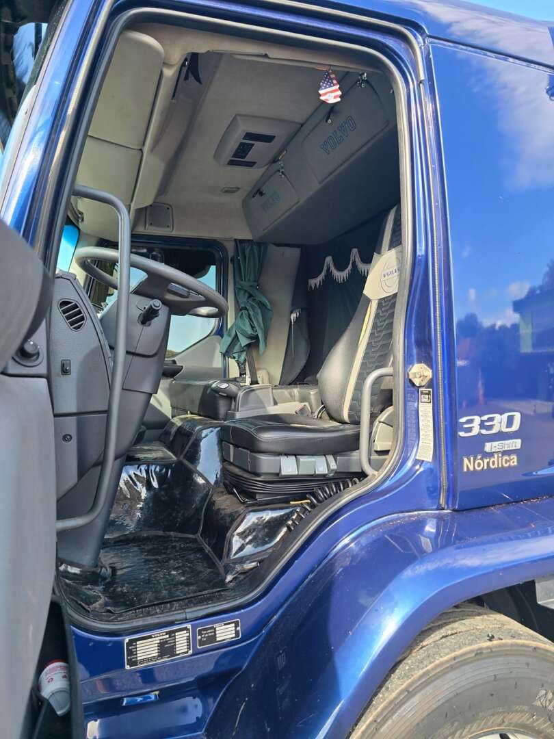 Caminhão VOLVO VM 330 Carroceria ANO 2022 de Durau e Stoco Comercio de Caminhões LTDA no Paraná