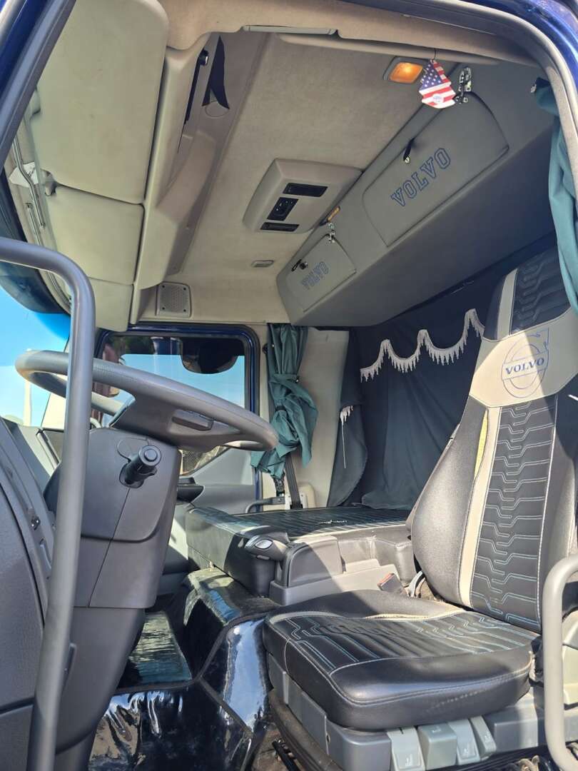 Caminhão VOLVO VM 330 Carroceria ANO 2022 de Durau e Stoco Comercio de Caminhões LTDA no Paraná