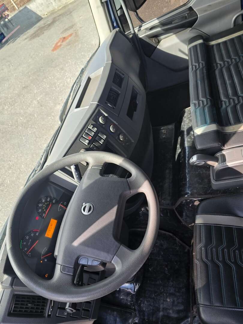 Caminhão VOLVO VM 330 Carroceria ANO 2022 de Durau e Stoco Comercio de Caminhões LTDA no Paraná