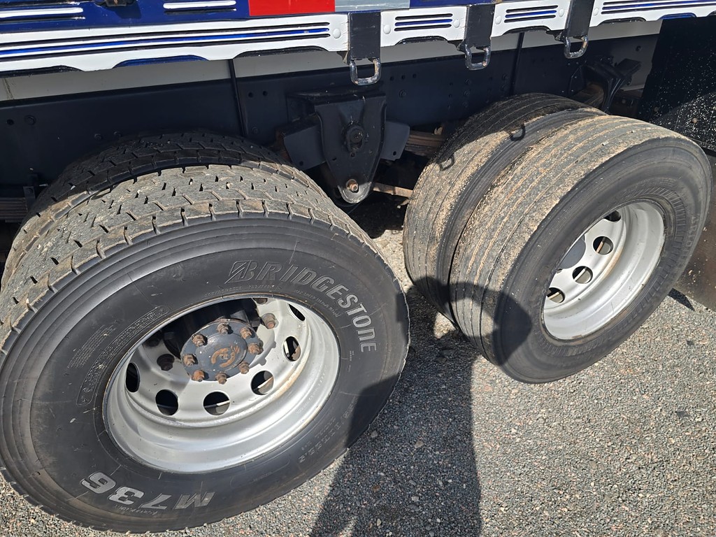 Caminhão VOLVO VM 330 Carroceria ANO 2022 de Durau e Stoco Comercio de Caminhões LTDA no Paraná