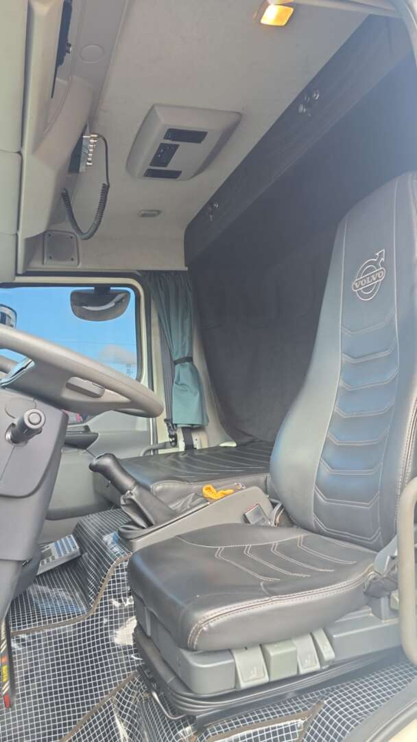 Caminhão VOLVO VM 270 Carroceria ANO 2022 de Durau e Stoco Comercio de Caminhões LTDA no Paraná