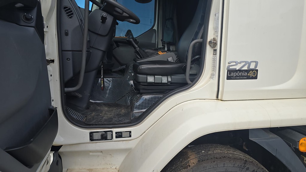 Caminhão VOLVO VM 270 Carroceria ANO 2022 de Durau e Stoco Comercio de Caminhões LTDA no Paraná