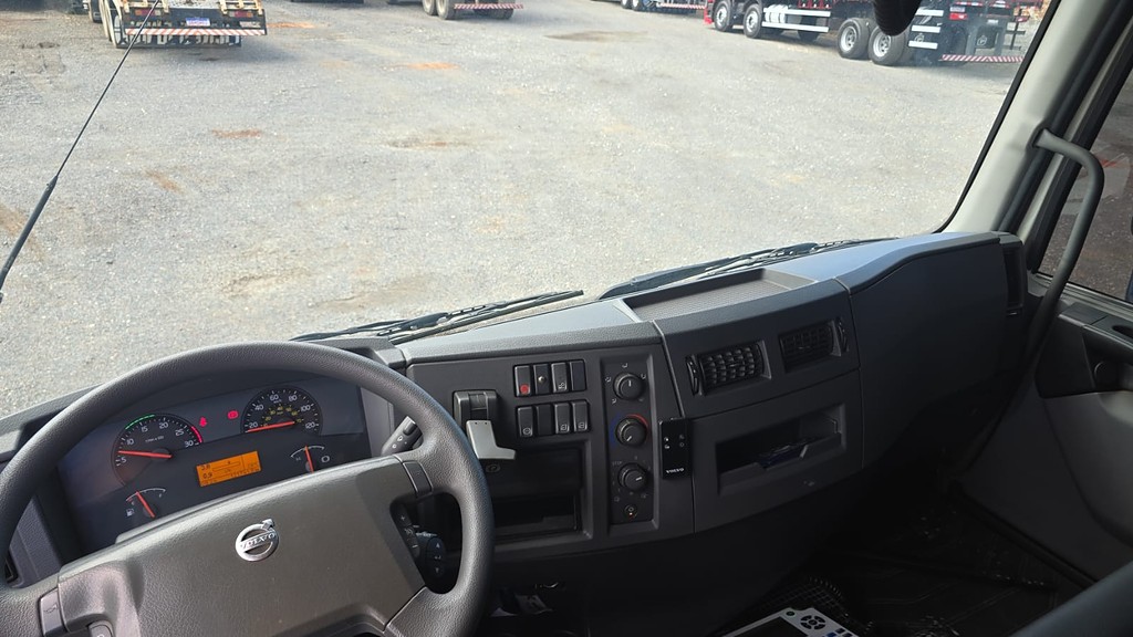 Caminhão VOLVO VM 270 Carroceria ANO 2022 de Durau e Stoco Comercio de Caminhões LTDA no Paraná