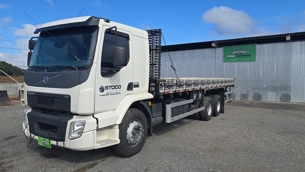Caminhão VOLVO VM 270 Carroceria ANO 2022 de Durau e Stoco Comercio de Caminhões LTDA no Paraná