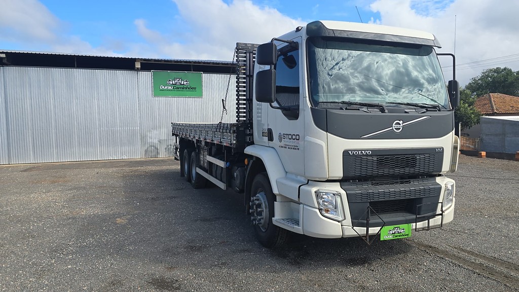 Caminhão VOLVO VM 270 Carroceria ANO 2022 de Durau e Stoco Comercio de Caminhões LTDA no Paraná